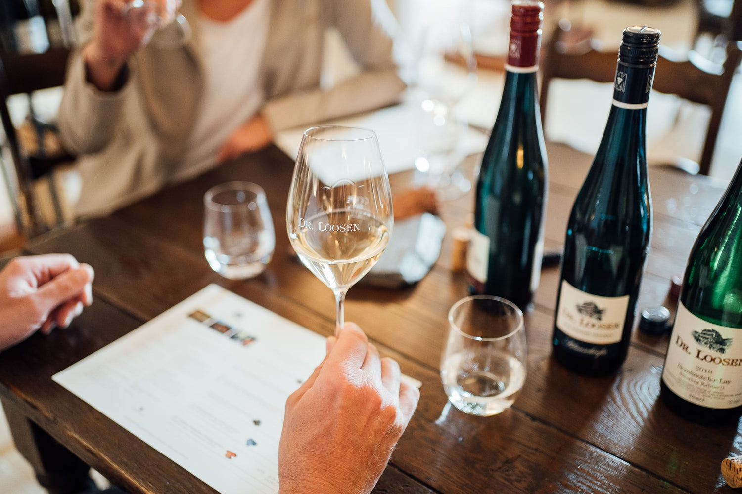 Verkostungstisch am Weingut Doktor Loosen