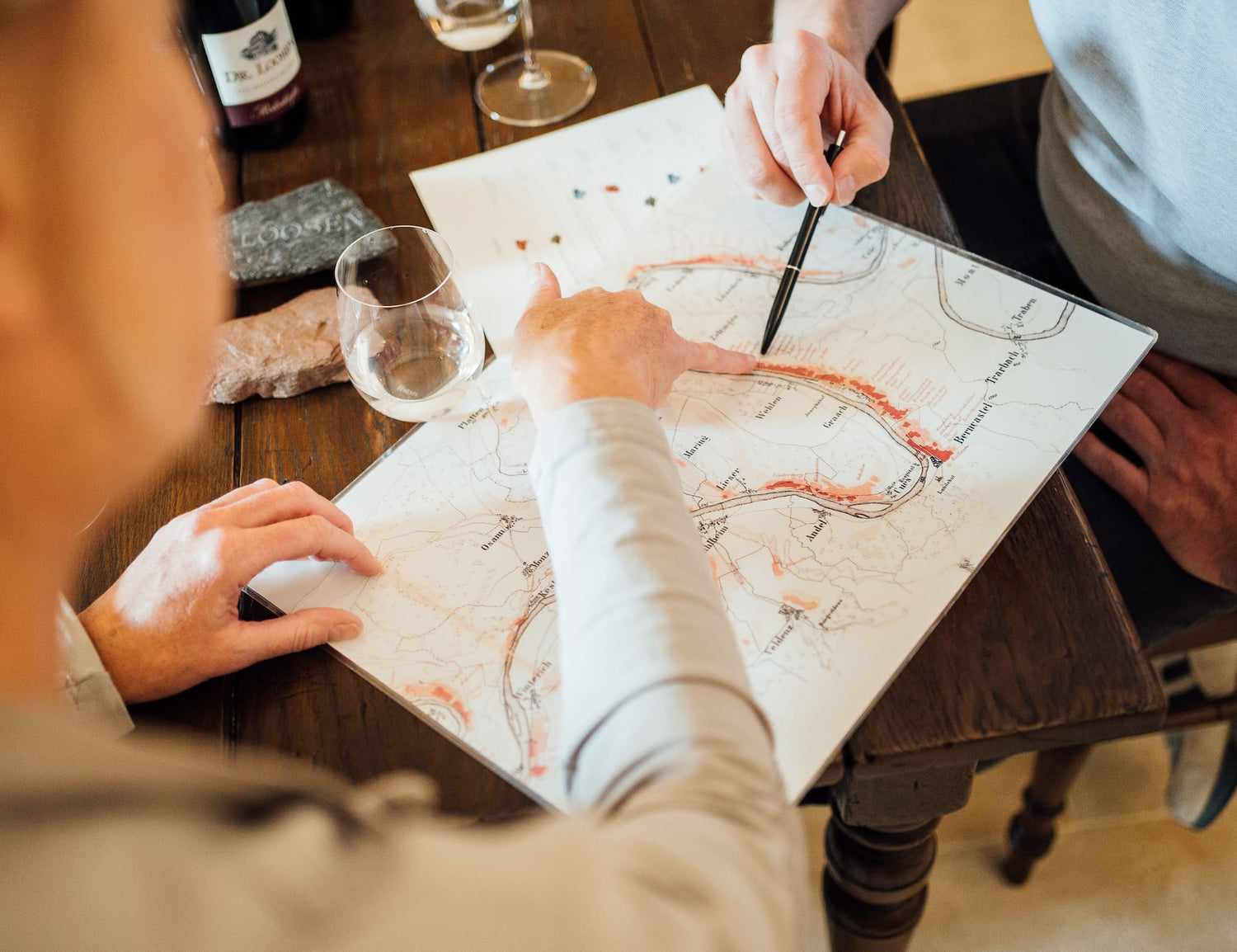 Verkostungstisch am Weingut Doktor Loosen mit Lagenkarte