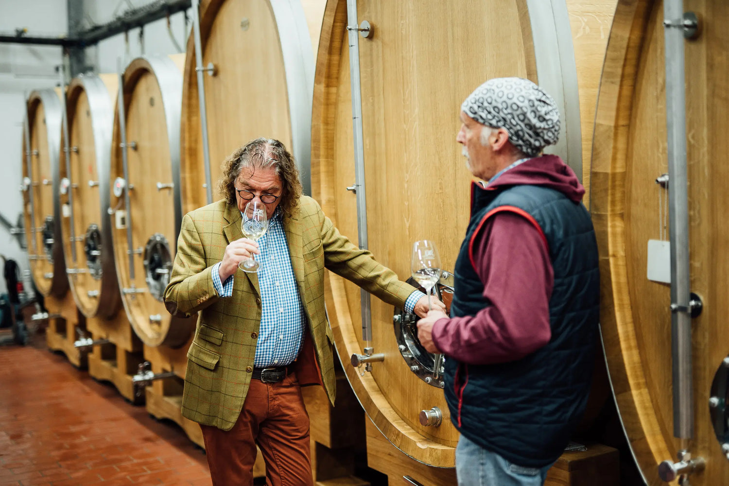 Foto von Ernst F. Loosen im Weinkeller mit großen Holzfässern.
