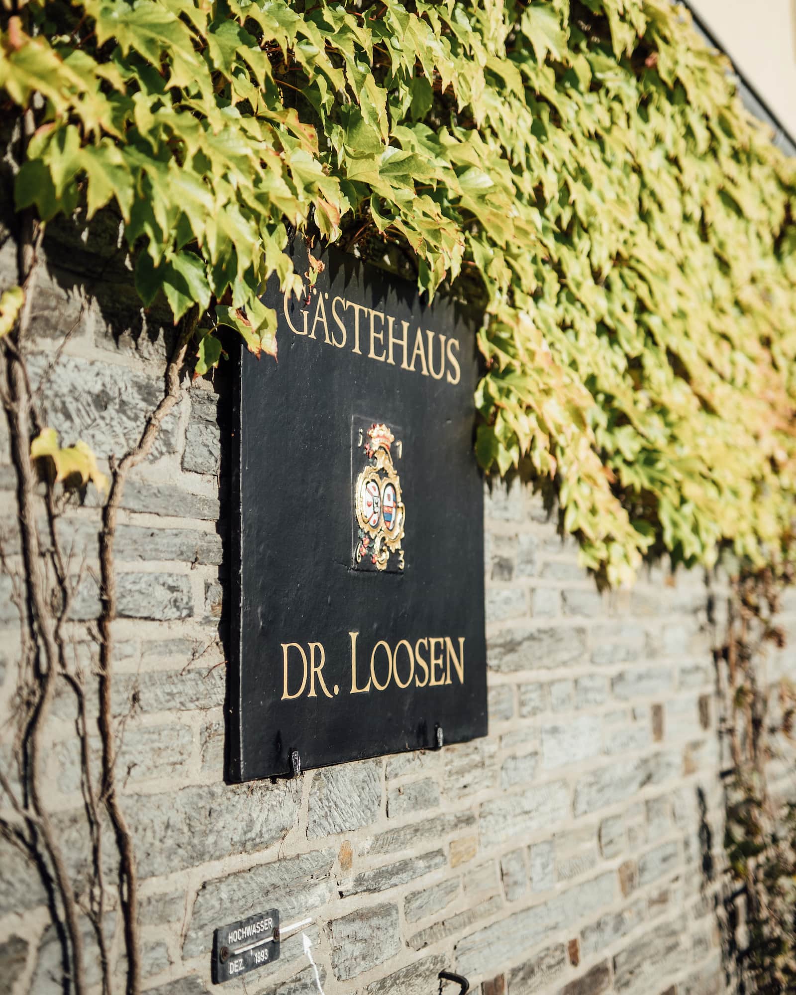 Gästehaus-Eingang am Weingut Doktor Loosen
