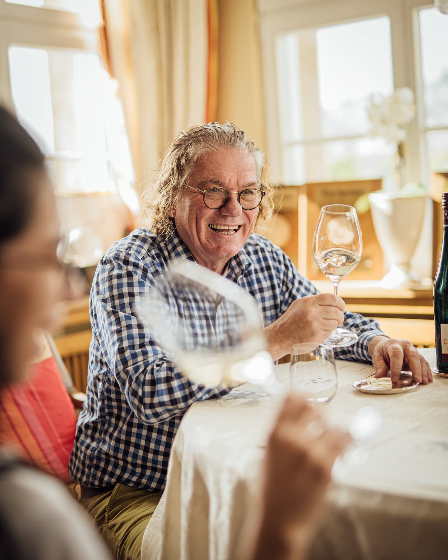 Foto von Ernst F. Loosen bei einer Weinverkostung