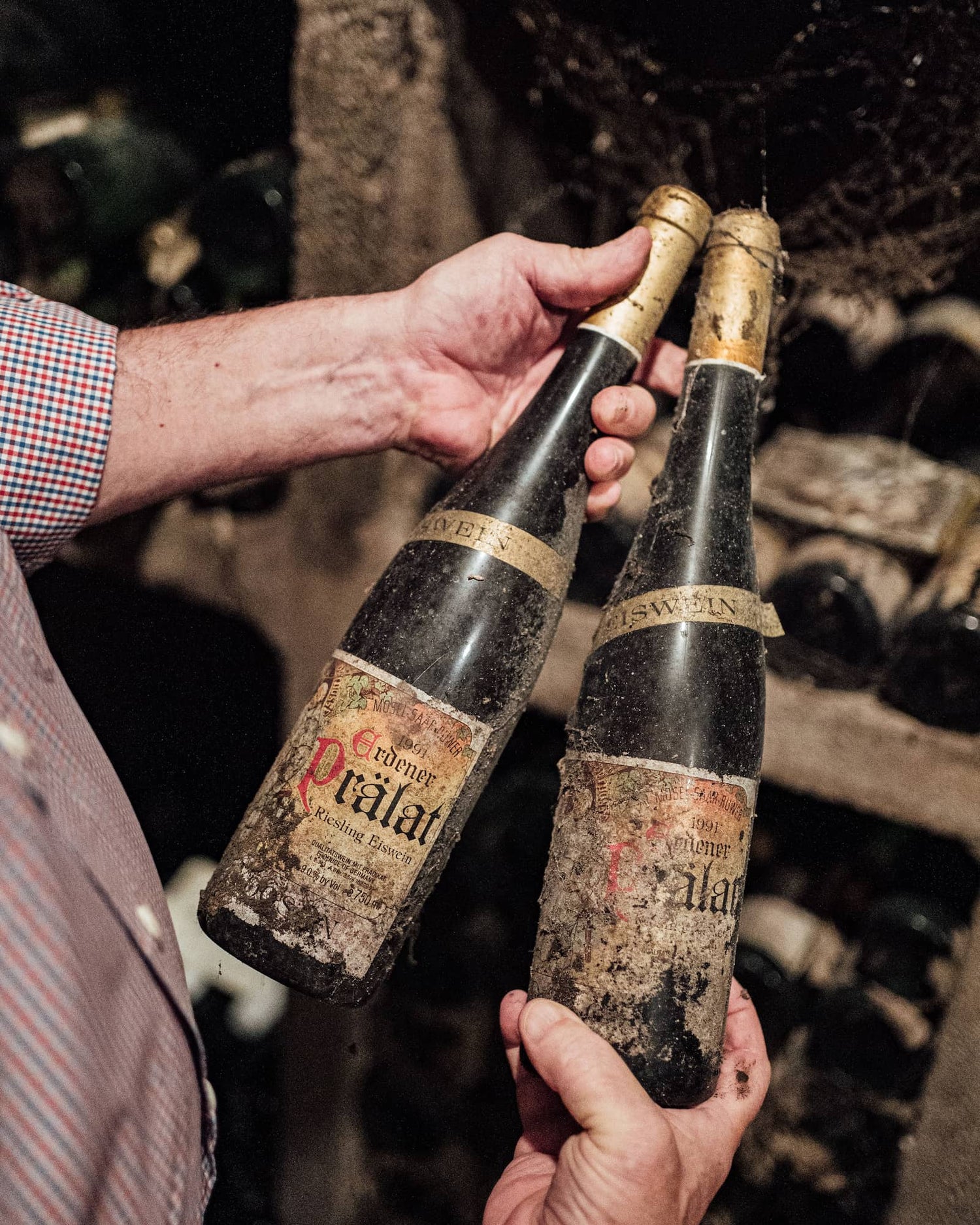 Alte Flaschen vom Weingut Doktor Loosen im Schatzkammer